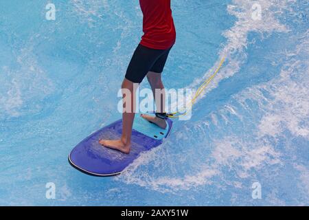 Surfeurs sur wakeskate, planche et jambes, piscine intérieure d'eau, Boot 2020, la plus grande exposition mondiale de bateaux et sports nautiques, Düsseldorf, Nord Banque D'Images