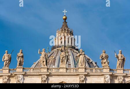 Dôme de la basilique Saint-Pierre avec des statues des Saints Thomas, James, Jean-Baptiste, Jésus-Christ, Andrew, Jean l'évangéliste et James Le Moins Banque D'Images