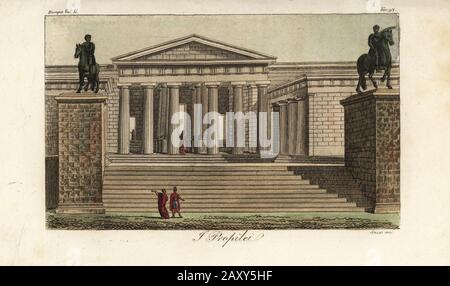 Vue sur la Propylaea, entrée à l'Acropole, Athènes, Grèce. A droite, le Temple d'Athena Nike, et à gauche, le bâtiment avec les peintures du peintre grec Polignotus. I Propilei. Gravure en copperplate de couleur à la main par Giovanni Antonio Sasso des costumes de Giulio Ferrario ancien et Moderne des peuples du monde, il Costume Antico e Moderno, Florence, 1826. Banque D'Images