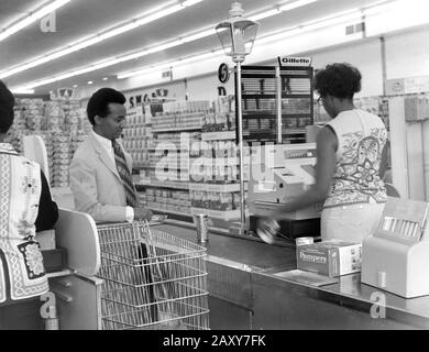 Comptoir de caisse d'une épicerie de la région de Chicago, vers 1970. Banque D'Images