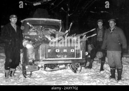 Les gars posent avec leur trophée cerf de Virginie dans le nord du Wisconsin, CA. 1950. Banque D'Images