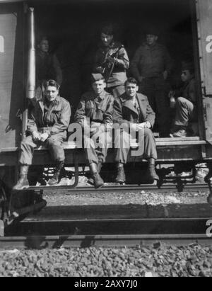 Un groupe de SIG américains attendant un train de transport de troupes pendant la seconde Guerre mondiale Banque D'Images