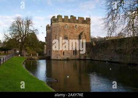 Le gatehouse et le fossé du Palais Bishop's près de la cathédrale de Wells, Wells, Somerset, Angleterre Banque D'Images