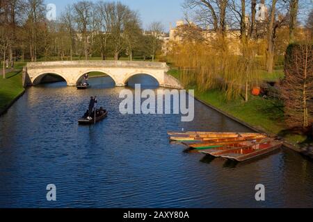 Une vue panoramique de la punting le long de la rivière Cam de 'Le Dos' des collèges avec l'Université de Saint-Jean en arrière-plan, à Cambridge, en Angleterre Banque D'Images