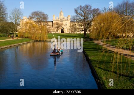 Une vue panoramique de la punting le long de la rivière Cam de 'Le Dos' des collèges avec l'Université de Saint-Jean en arrière-plan, à Cambridge, en Angleterre Banque D'Images