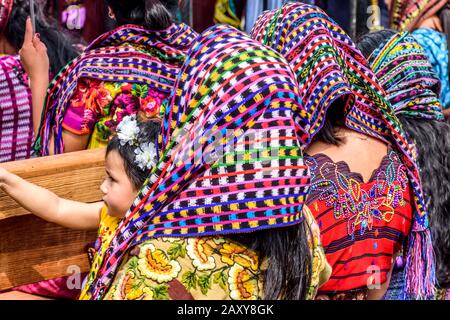 Santiago Atitlan, Guatemala - 19 avril 2019: Traditionnellement vêtues de femmes locales pendant La bonne masse du vendredi dans la ville du lac Atitlan. Banque D'Images