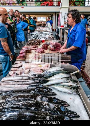 Funchal, PORTUGAL 27.10.2018 : le boucher prépare une pile de thon sur le marché aux poissons de Funchal Mercado dos Lavradores, le célèbre marché aux poissons et fruits de mer de Funch Banque D'Images