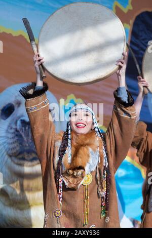 Danse féminine avec du tambourine dans les vêtements nationaux autochtones habitants Kamchatka. Concert, célébration de la fête nationale Koryak Hololo Day of Seal Banque D'Images