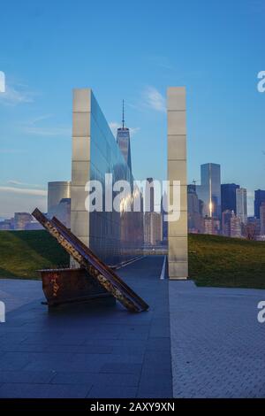 Jersey City, New Jersey : Tour de la liberté vue derrière « ciel Vide », le mémorial officiel du New Jersey aux victimes de l’attaque terroriste du 11 septembre. Banque D'Images