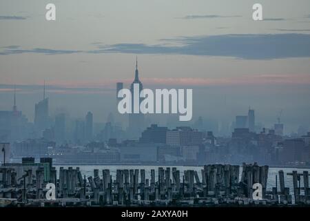 Jersey City, New Jersey : vue sur l'Hudson River de l'Empire State Building enveloppé de brouillard, depuis Liberty State Park. Banque D'Images