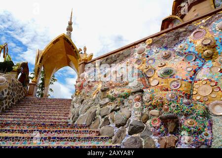 Murs Colorés À Wat Pha Sorn Kaew, Khaem Son, District De Khao Kho, Phetchabun, Thaïlande Banque D'Images