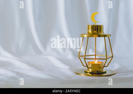 Lanterne dorée moderne avec symbole de lune sur fond blanc pour la fête musulmane du mois Saint du Ramadan Kareem. Banque D'Images