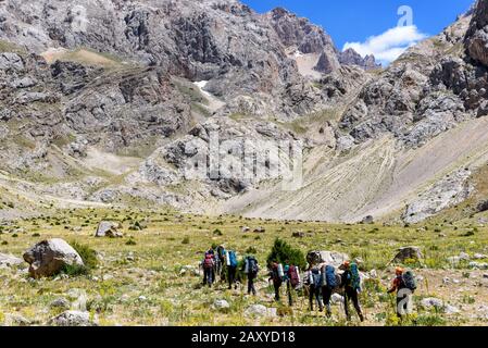 Turquie, Chamard - 3 août 2019: Les touristes marchent le long de la route à travers le paysage de montagne dans le parc national turc aladag en été ensoleillé jour, Banque D'Images