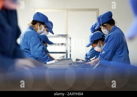 Pékin, La Province Chinoise De Heilongjiang. 12 février 2020. Les travailleurs effectuent la production de médicaments dans un atelier d'une usine pharmaceutique chinoise à Harbin, dans le nord-est de la province de Heilongjiang en Chine, le 12 février 2020. Crédit: Wang Jianwei/Xinhua/Alay Live News Banque D'Images