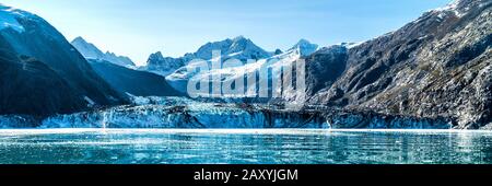 Vue panoramique sur Glacier Bay depuis un bateau de croisière en direction du glacier Johns Hopkins en été en Alaska, aux États-Unis. Bannière de recadrage panoramique. Banque D'Images