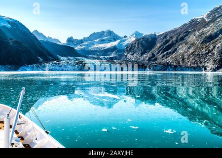 Bateau de croisière dans la baie des Glaciers en croisière vers le glacier Johns Hopkins en Alaska, aux États-Unis. Vue panoramique en été. Banque D'Images