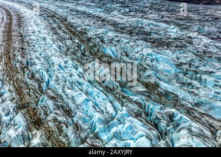 Texture glace bleue du bras Glacier par le dessus. Vue aérienne depuis le vol en hélicoptère dans le parc national de Glacier Bay, Alaska, États-Unis. Excursion en bord de mer au départ de vacances de voyage en bateau de croisière. Banque D'Images