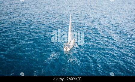 Bateau à voile Yacht avec voiles blanches à la mer ouverte. Banque D'Images