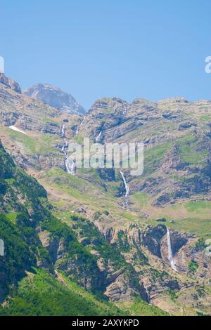 Cascades dans la montagne. Valle De Pineta, Parc National Ordesa Y Monte Perdido, Province De Huesca, Aragon, Espagne. Banque D'Images