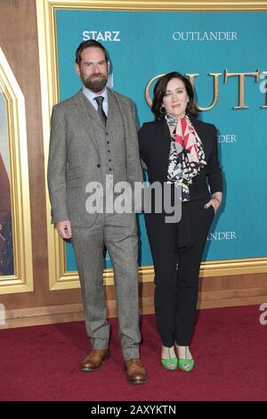 Hollywood, États-Unis. 13 février 2020. Duncan Lacroix, Maria Doyle Kennedy marchant le tapis rouge à l'événement Starz Premiere Pour la saison "Outlander" 5 qui s'est tenu à Hollywood Palladium le 13 février 2020 à Hollywood, Californie Etats-Unis (photo de Parisa Afsahi/Sipa USA) crédit: SIPA USA/Alay Live News Banque D'Images