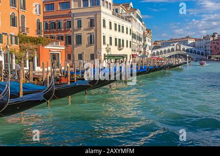 Rangée de gondoles devant le pont du Rialto à Venise Banque D'Images