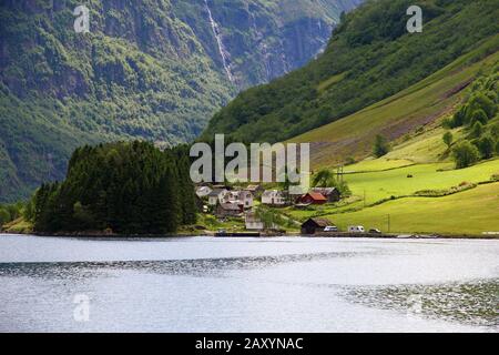 Le petit village de Sognefjord, Norvège Banque D'Images