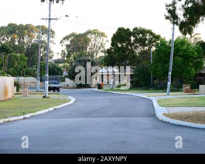 Rue urbaine et paysage vu à Beldon, une banlieue de Perth, Australie occidentale. Banque D'Images