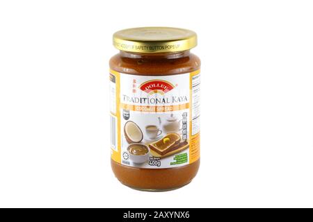 Un pot de confiture de noix de coco traditionnelle de marque Dollee, isolée sur fond blanc. Image découpée pour illustration et usage éditorial. Banque D'Images