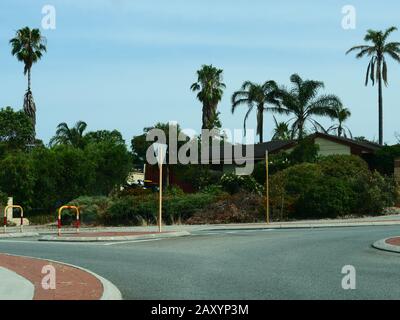 Rue urbaine et paysage vu à Beldon, une banlieue de Perth, Australie occidentale. Banque D'Images