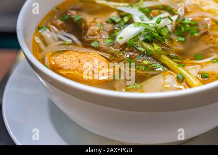 Soupe de nouilles de bœuf au style vietnamien Hue - Bun Bo Hue Banque D'Images