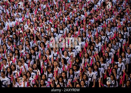 Manille, Manille, Philippines. 14 février 2020. Des milliers d'étudiants et de membres du corps professoral participent à la campagne De Hausse D'Un Milliard qui a eu lieu pendant la Saint-Valentin au St. Scholastica's College de Manille, aux Philippines. Le mouvement vise à mettre fin à la violence contre les femmes. Crédit: Lisa Marie David/Zuma Wire/Alay Live News Banque D'Images