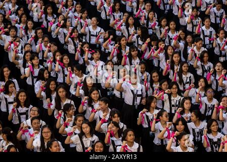 Manille, Manille, Philippines. 14 février 2020. Des milliers d'étudiants et de membres du corps professoral participent à la campagne De Hausse D'Un Milliard qui a eu lieu pendant la Saint-Valentin au St. Scholastica's College de Manille, aux Philippines. Le mouvement vise à mettre fin à la violence contre les femmes. Crédit: Lisa Marie David/Zuma Wire/Alay Live News Banque D'Images