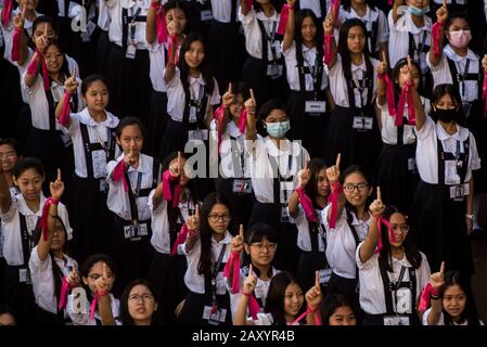 Manille, Manille, Philippines. 14 février 2020. Des milliers d'étudiants et de membres du corps professoral participent à la campagne De Hausse D'Un Milliard qui a eu lieu pendant la Saint-Valentin au St. Scholastica's College de Manille, aux Philippines. Le mouvement vise à mettre fin à la violence contre les femmes. Crédit: Lisa Marie David/Zuma Wire/Alay Live News Banque D'Images