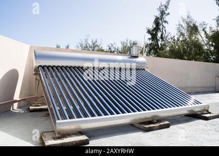 Chauffe-Eau À Énergie Solaire Installé Sur Le Toit Banque D'Images