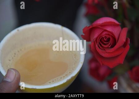 Lahore, Pakistan. 13 février 2020. Le vendeur de fleurs pakistanais affiche des roses fraîches et des guirlandes pour attirer les clients comme les demandes de fleurs élevées sur un grand marché de la liberté de vente entière de fleurs avant la Saint-Valentin, s Day à Lahore. La Saint-Valentin, également connue sous le nom de Saint-Valentin ou de Saint-Valentin, est célébrée le 14 février de chaque année. Elle est célébrée dans de nombreux pays du monde entier, bien que ce ne soit pas une fête publique. (Photo De Rana Sajid Hussain/Pacific Press) Crédit: Pacific Press Agency/Alay Live News Banque D'Images