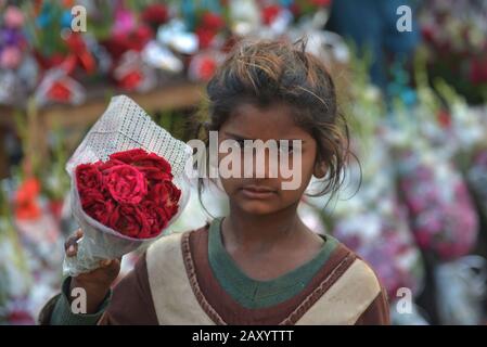 Lahore, Pakistan. 13 février 2020. Le vendeur de fleurs pakistanais affiche des roses fraîches et des guirlandes pour attirer les clients comme les demandes de fleurs élevées sur un grand marché de la liberté de vente entière de fleurs avant la Saint-Valentin, s Day à Lahore. La Saint-Valentin, également connue sous le nom de Saint-Valentin ou de Saint-Valentin, est célébrée le 14 février de chaque année. Elle est célébrée dans de nombreux pays du monde entier, bien que ce ne soit pas une fête publique. (Photo De Rana Sajid Hussain/Pacific Press) Crédit: Pacific Press Agency/Alay Live News Banque D'Images