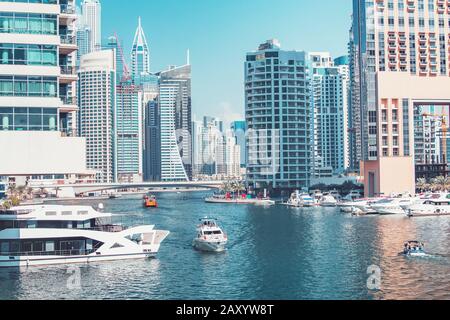 Bateau Yacht de luxe à voile dans le port de plaisance de Dubaï Banque D'Images