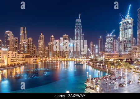 26 novembre 2019, Emirats Arabes Unis, Dubaï : vue panoramique sur les gratte-ciel et le lac de Dubaï la nuit Banque D'Images