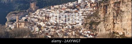 Village blanc panoramique espagnol sur la montagne. Alcalá Jucar. Espagne Banque D'Images