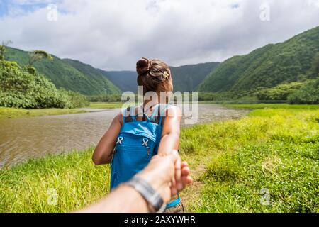 Hawaii voyage nature randonneur suivez-moi femme randonnée dans la vallée de Pololu tenant main de petit ami après la marche de petite amie. Grande destination insulaire, femme touristique à Hawaï, États-Unis. Banque D'Images