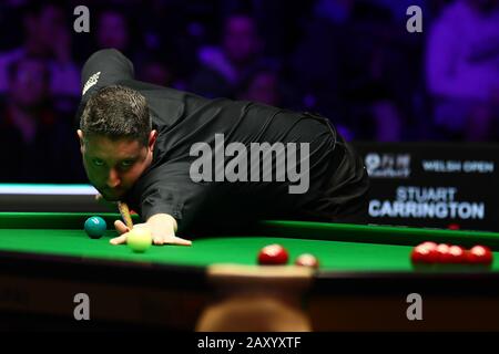 Stuart Carrington, d'Angleterre, joue un tir à Ronnie O'Sullivan, d'Angleterre, lors du deuxième tour de 2020 Welsh Open à Cardiff, au Royaume-Uni, le 12 février 2020. Ronnie O'Sullivan, d'Angleterre, a battu Stuart Carrington, d'Angleterre avec 4-2. Banque D'Images