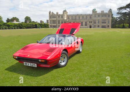 Safran WALDEN, ESSEX, ANGLETERRE - 21 JUIN 2015 : Ferrari rouge classique dans un spectacle de voitures anciennes Banque D'Images