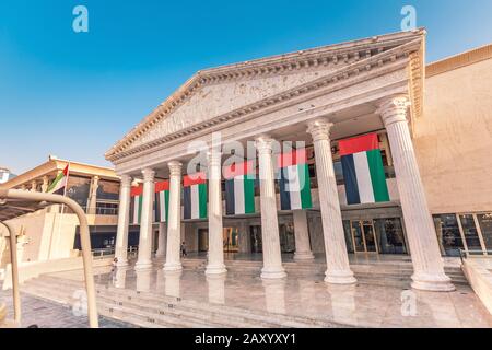 29 novembre 2019, Dubaï, Émirats arabes Unis : bâtiment de temple à thème grec dans le centre commercial WAFI avec restaurant Paul français à l'intérieur Banque D'Images