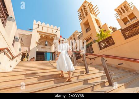 Une heureuse fille touristique asiatique traverse la vieille ville arabe de Dubaï, aux Émirats arabes Unis Banque D'Images