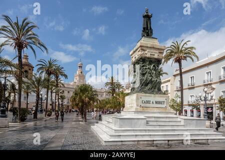 Statue de Cadix politicien Segismundo Moret Cadiz, Plaza de San Juan de Dios, Cadix, Andalousie, Espagne. Banque D'Images