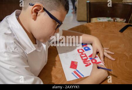 San José, Costa Rica. 28 janvier 2020. José David Porras Mendez, un garçon de 11 ans du Costa Rica, tire un dessin pour soutenir la lutte de la Chine contre le nouveau coronavirus à San José, Costa Rica, 28 janvier 2020. Crédit: Esteban Dato/Xinhua/Alay Live News Banque D'Images