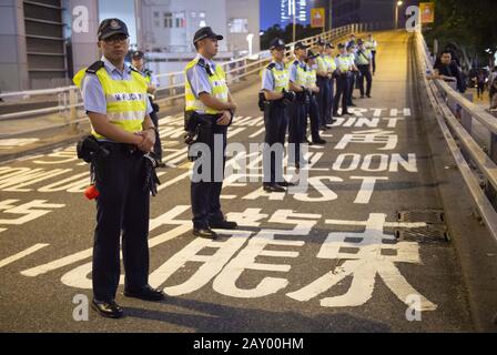 Hong Kong, Hong Kong Sar, Chine. 16 juin 2019. Les manifestants défilent par Wan Chai devant le quartier général de la police de la rue Arsenal. L'emplacement a été mis au point pour la marche à Hong Kong contre le projet de loi d'extradition déposé par le Directeur général Carrie Lam. La suspension du projet de loi ne permet pas d'arrêter la marche qui se termine par le remplissage des rues autour des bâtiments du gouvernement et du quartier général de la police. Crédit: Jayne Russell/Zuma Wire/Alay Live News Banque D'Images