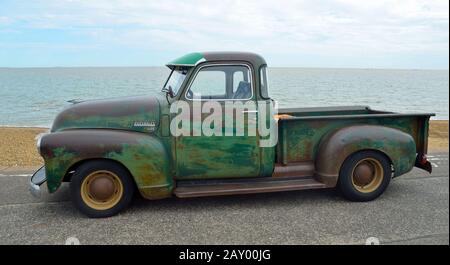 Felixstowe, SUFFOLK, ANGLETERRE - 29 AOÛT 2015 : camionnette Chevrolet 3100 classique avec de la rouille sur le front de mer de Felixstowe. Banque D'Images