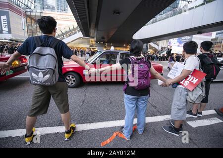 Hong Kong, Hong Kong Sar, Chine. 16 juin 2019. Les manifestants se joignent aux mains pour donner le passage aux véhicules piégés dans la foule. la marche de protestation à Hong Kong contre le projet de loi d'extradition déposé par le chef de l'exécutif Carrie Lam se termine par des manifestants qui se rassemblent autour des bâtiments du gouvernement et du quartier général de la police. La suspension du projet de loi ne permet pas de mettre fin à la marche, qui devait être suivie, mais plus de 2 millions de personnes. Crédit: Jayne Russell/Zuma Wire/Alay Live News Banque D'Images