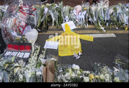 Hong Kong, Hong Kong Sar, Chine. 16 juin 2019. la marche de protestation passe un mémorial au centre commercial Pacific Place (R) de l'Amirauté à un manifestant appelé imperméable est tombé à sa mort après avoir ouvert une bannière de protestation sur le bâtiment. Le lieu est devenu un point central pour la marche à Hong Kong contre le projet de loi d'extradition déposé par le chef de la direction Carrie Lam. La suspension du projet de loi ne cesse pas le crédit de mars : Jayne Russell/ZUMA Wire/Alay Live News Banque D'Images